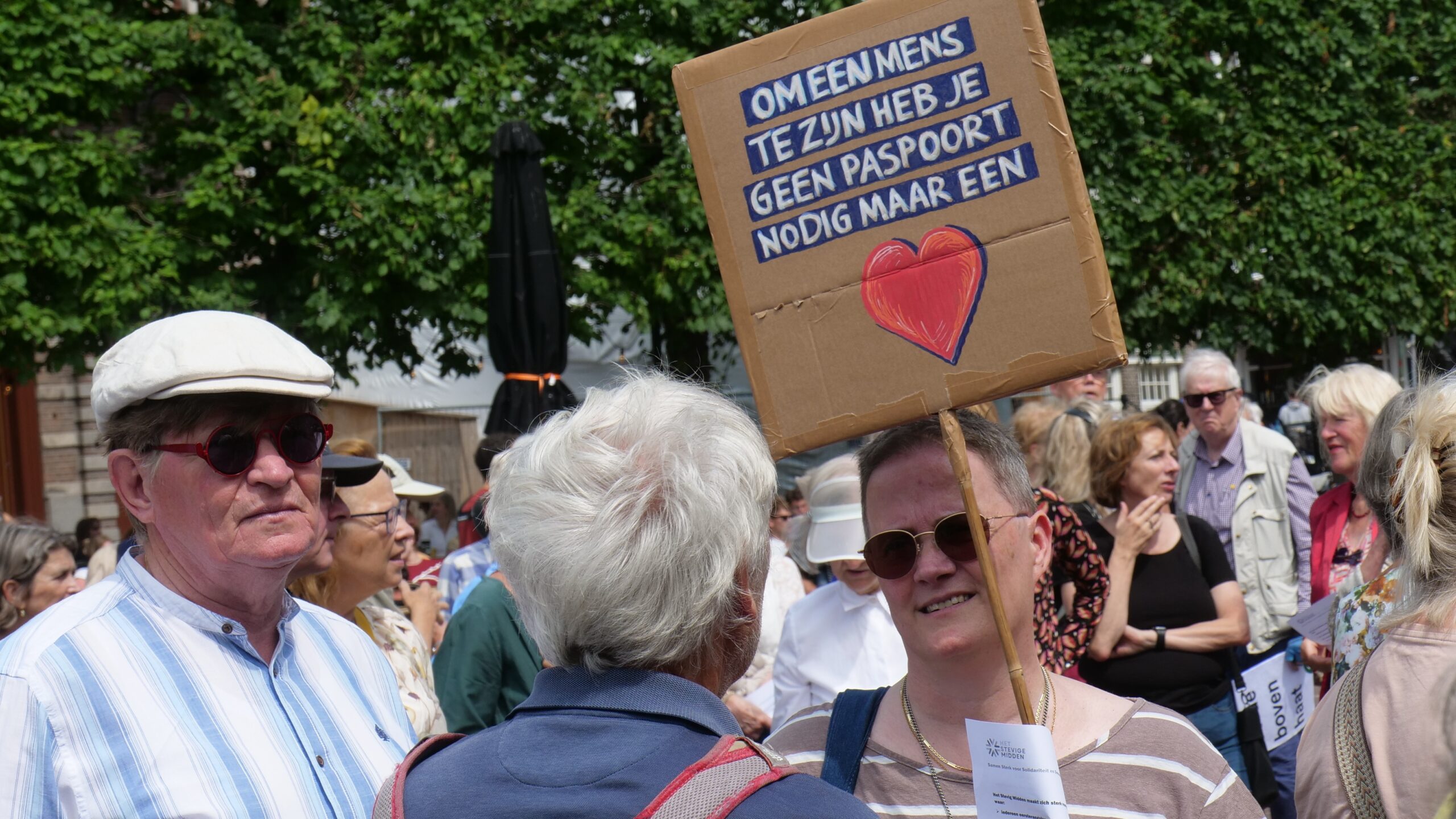 Geen_mens_is illegaal_illegaal_Haarlem_foto_Dik_Bol Demonstratie tegen asielwetten op de Grote Markt in Haarlem, op 27 juli 2025.