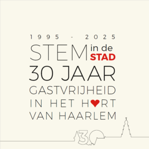 Omslag van het boek '30 jaar gastvrijheid in het hart van Haarlem' ter gelegenheid van het 30-jarig bestaan van Stem in de Stad