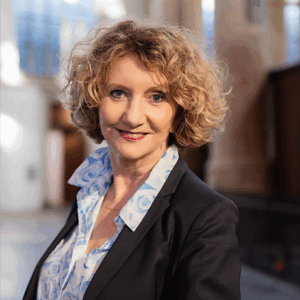 Manuela Kalsky spreekt tijdens de Jurjen Beumerlezing 2025 van Stem in de Stad. Foto: LNDWstudio 