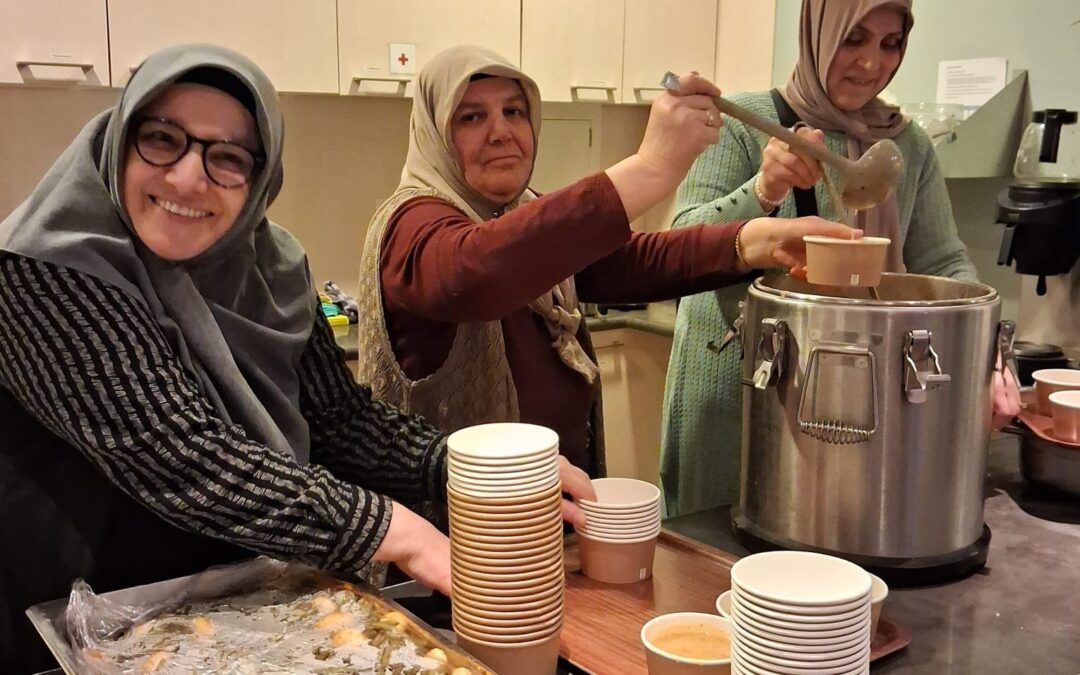 Vol huis tijdens tijdens iftar in het Aanloopcentrum
