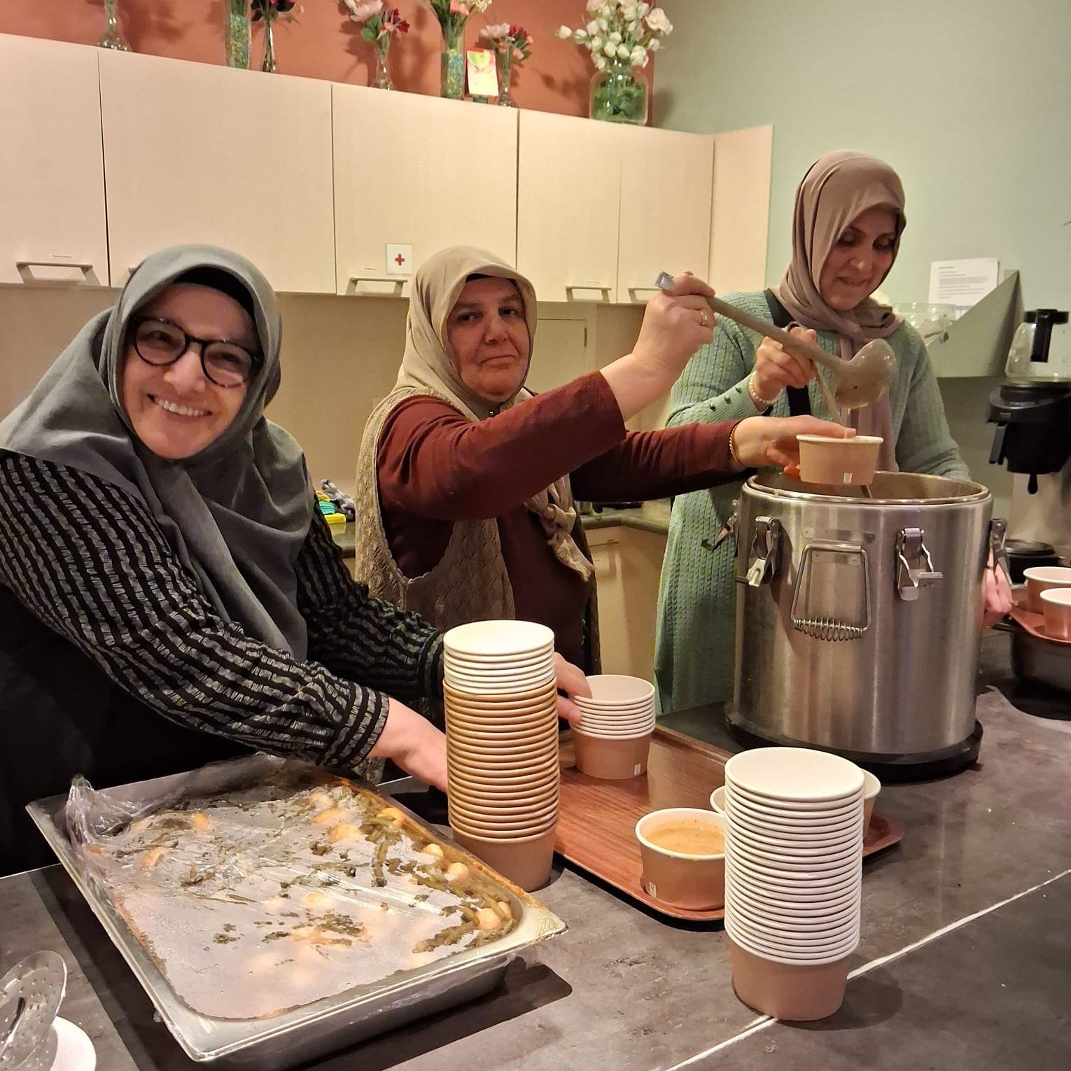 Vol huis tijdens tijdens iftar in het Aanloopcentrum