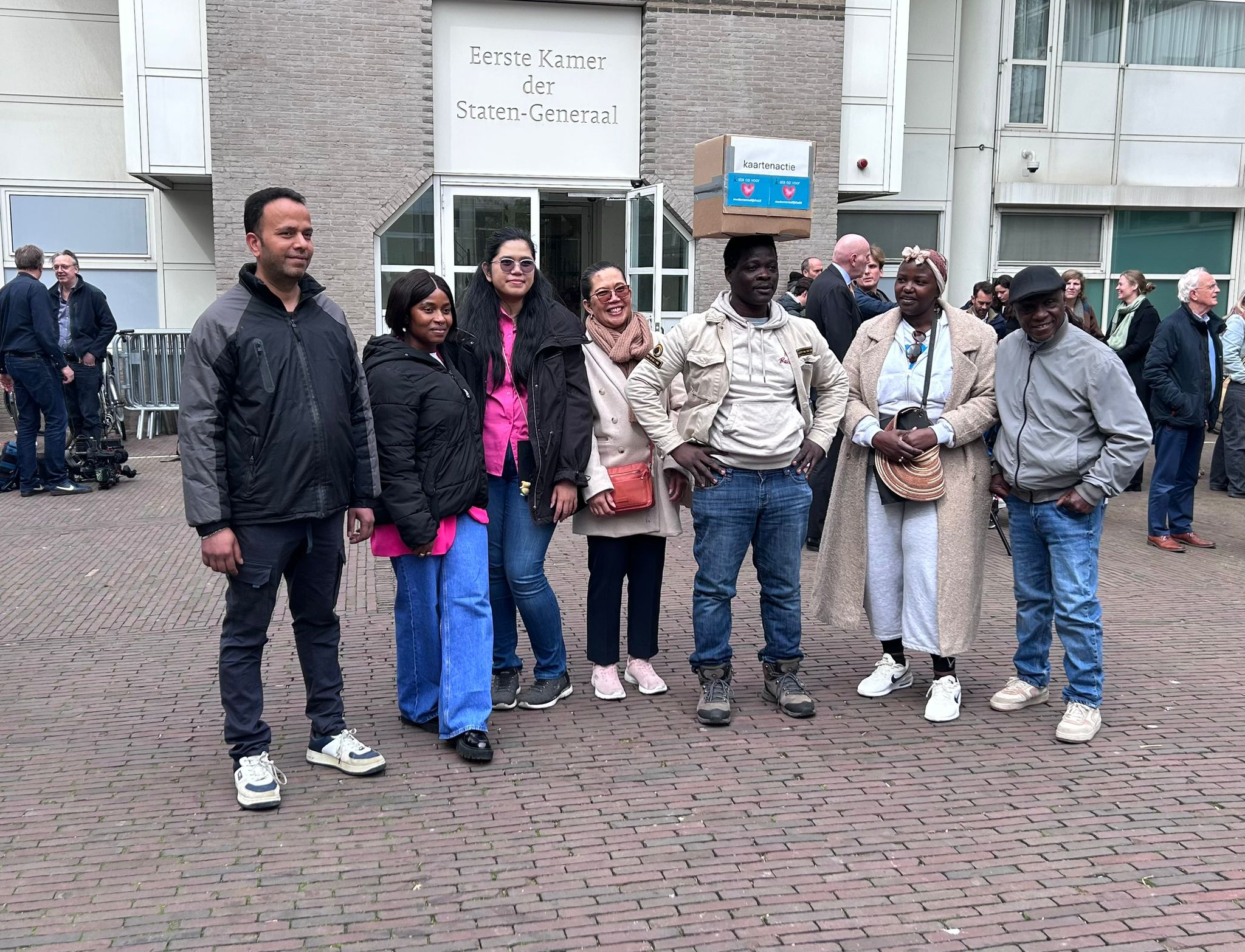 Deelnemers van het programma Ongedocumenteerd van Stem in de Stad bij de Eerste Kamer om zich uit te spreken tegen de asielwetten.