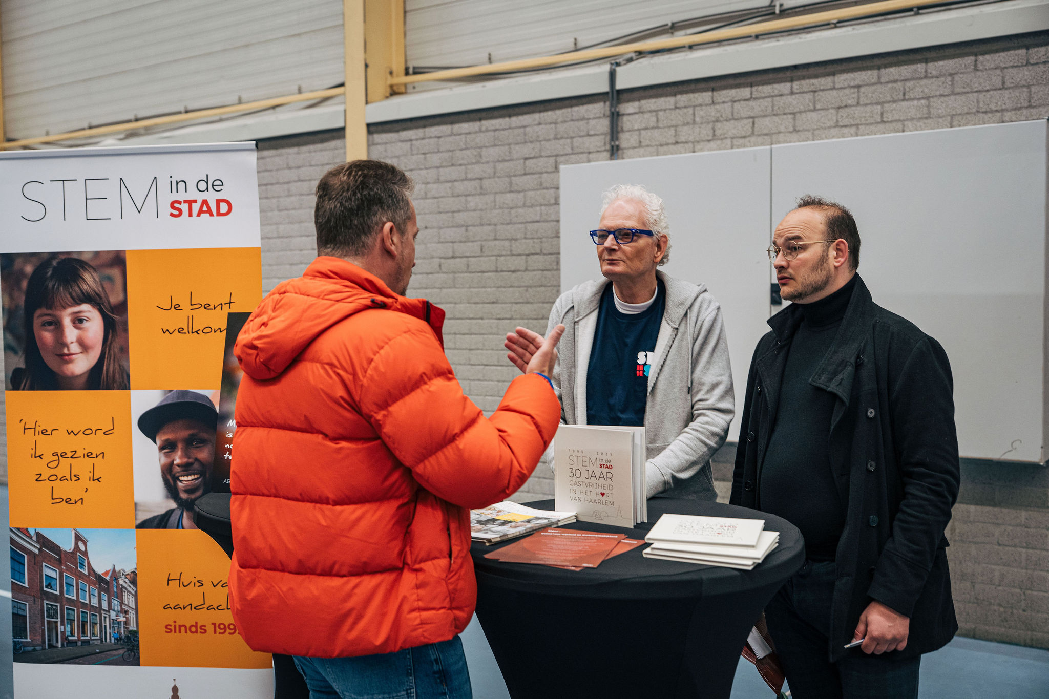 Informatiestand van Stem in de Stad tijdens de afsluitende kerkdienst van het Haarlem Hoop Festival