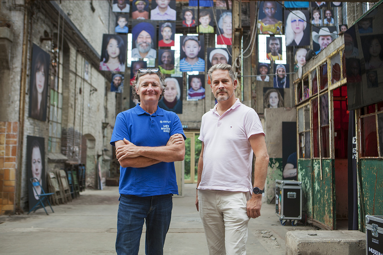 Ruben Timman (l) van Museum of Humanity en Herman Stomphorst (r) van Stem in de Stad in het Museum of Humanity in Zaandam