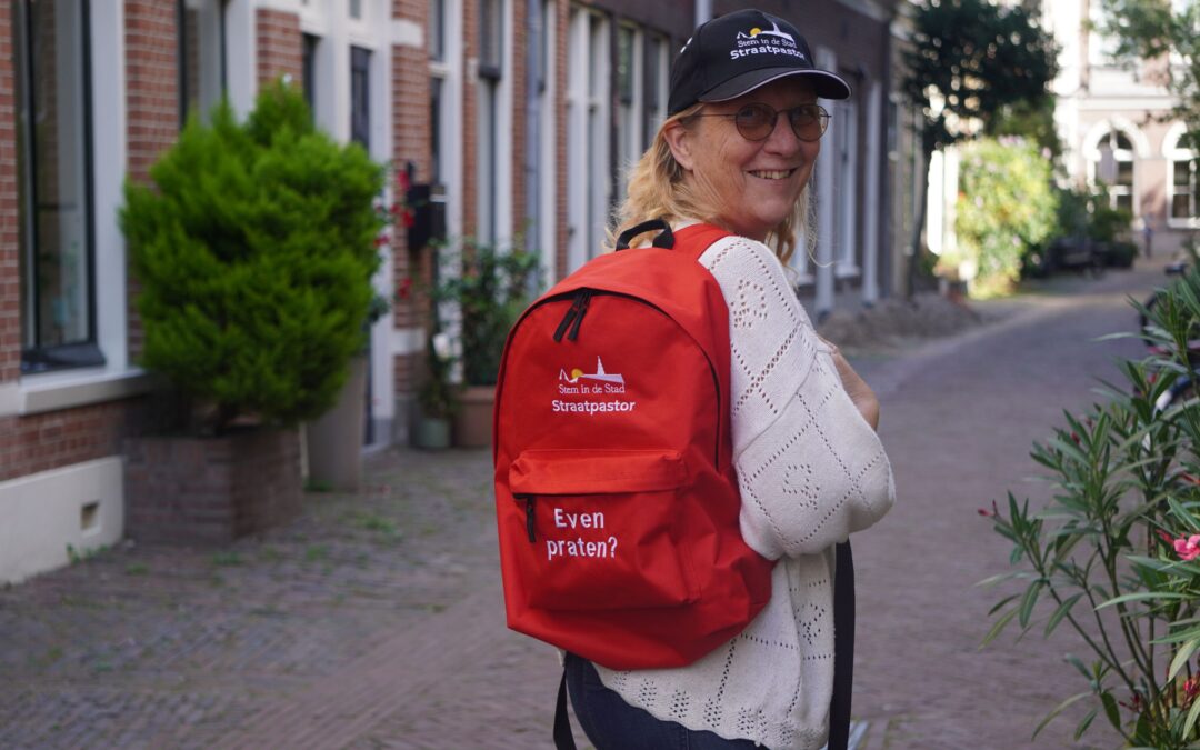 Rode rugzak voor straatpastor: ‘Even praten?’