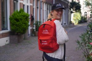 Straatpastor Petra de Vries met rode rugzak