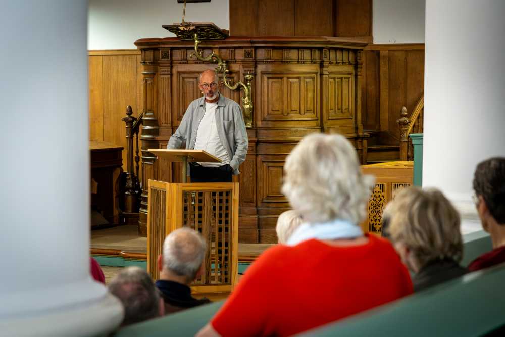 Stevo Akkerman tijdens de Jurjen Beumerlezing 2026