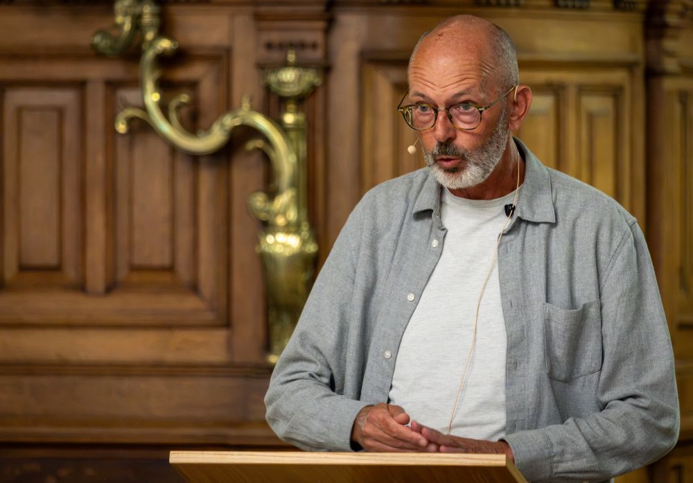 Stevo Akkerman tijdens de Jurjen Beumerlezing 2026